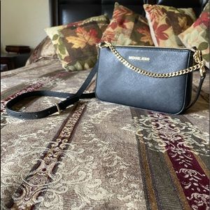 NWOT🌹MICHAEL KORS Saffiano leather crossbody bag. Black w gold trim. Super cute